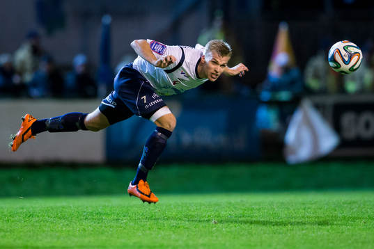 Gefles Robin Nilsson nickar undan bollen