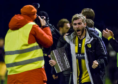 Frejs Christophe Lallet jublar medans han håller Hammarby