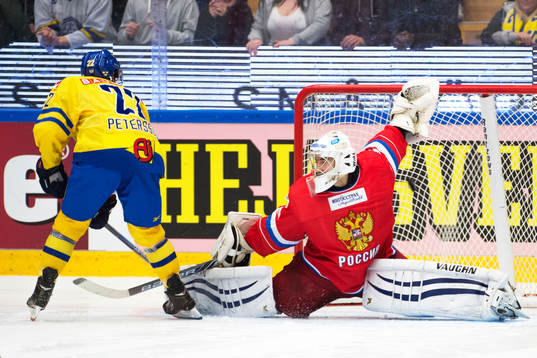 Sveriges Andre Petersson sätter sin straff bakom Rysslands