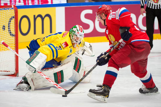 Sveriges målvakt Anders Nilsson räddar straff från
