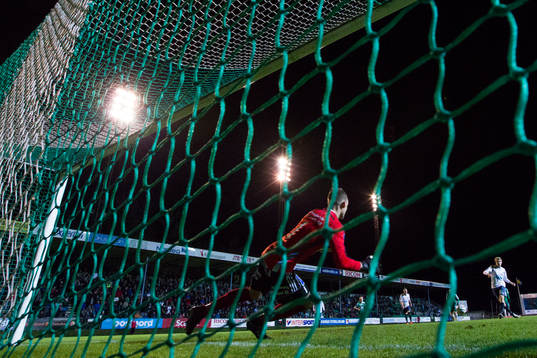Gefles Johan Oremo skjuter in kvitteringen till 1-1 på
