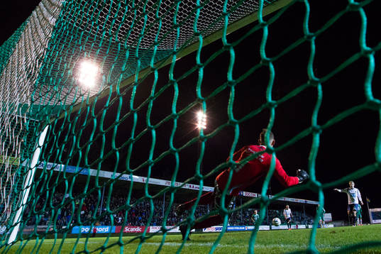 Gefles Johan Oremo skjuter in kvitteringen till 1-1 på