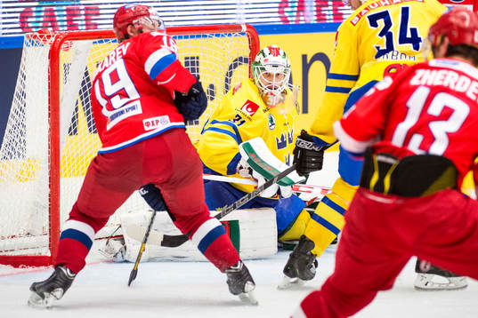 Sveriges målvakt Anders Nilsson räddar skott på mål