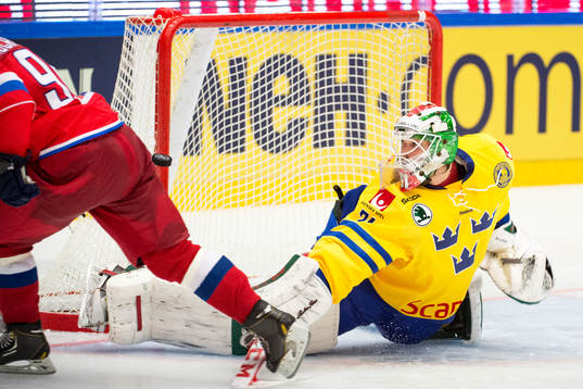 Sveriges målvakt Anders Nilsson räddar avgörande straffen