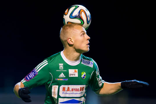 Ljungskiles Petter Björlund nickar