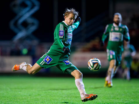 Ljungskiles Jakob Olsson skjuter ett skott