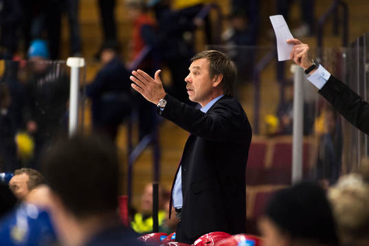 Rysslands huvudtränare Oleg Znarok deppar