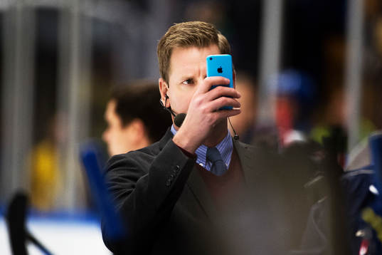Viasats Niklas Jihde tar en bild med sin Iphone