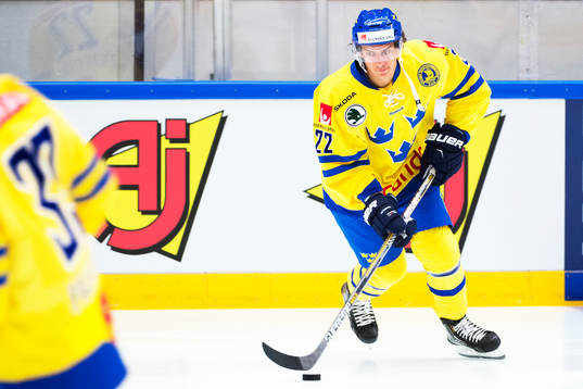 Sveriges Andre Petersson före ishockeymatchen i Karjala