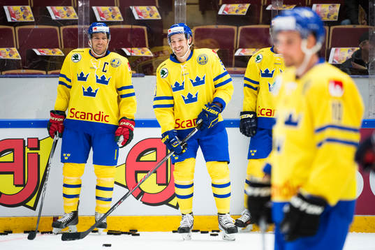 Sveriges Andreas Thuresson, i mitten, före ishockeymatchen