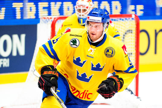 Sveriges Niclas Andersén före ishockeymatchen i Karjala