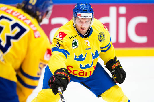 Sveriges Niclas Andersén före ishockeymatchen i Karjala