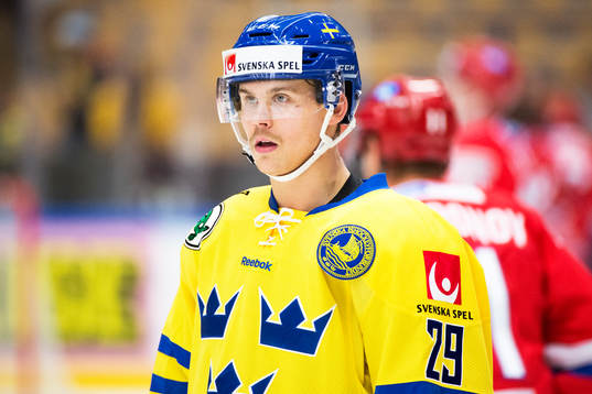 Sveriges David Ullström före ishockeymatchen i Karjala