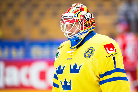 Sveriges målvakt Henrik Karlsson före ishockeymatchen i
