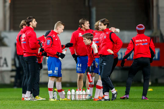 Örgrytes spelare värmer upp innan fotbollsmatchen i