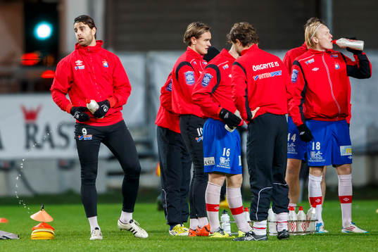 Örgrytes spelare värmer upp innan fotbollsmatchen i