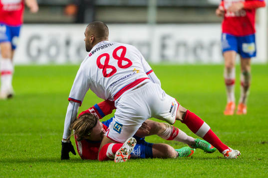 Assyriskas Kyle Konwea och Örgrytes Nicolas Sandberg