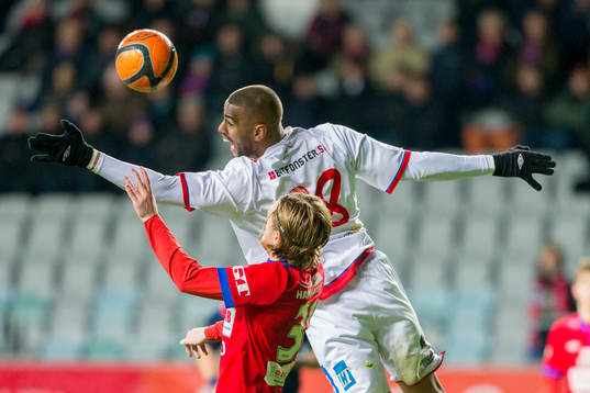 Assyriskas Kyle Konwea och Örgrytes Nicolas Sandberg