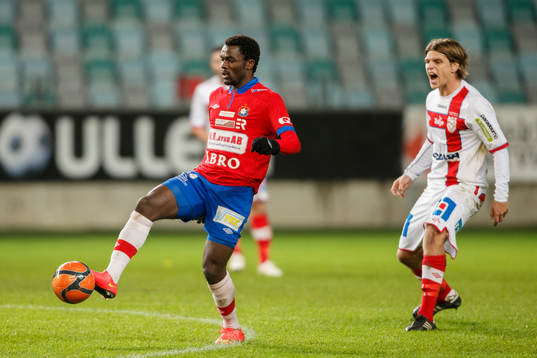 Örgrytes Frantz Pangop med bollen