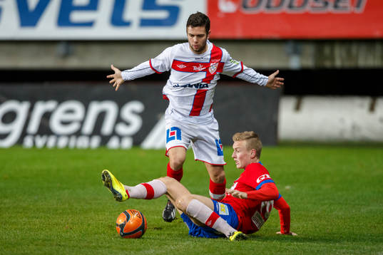 Assyriskas Christoffer Eriksson och Örgrytes Sebastian