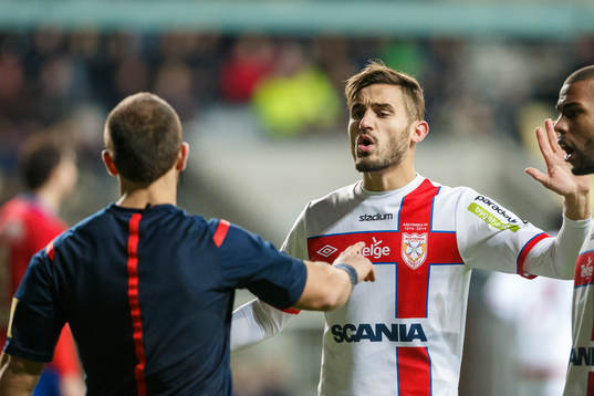 Assyriskas Sotiris Papagiannopoulos diskuterar med domare