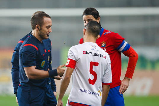 Domare Kaspar Sjöberg singlar slant med Assyriskas David