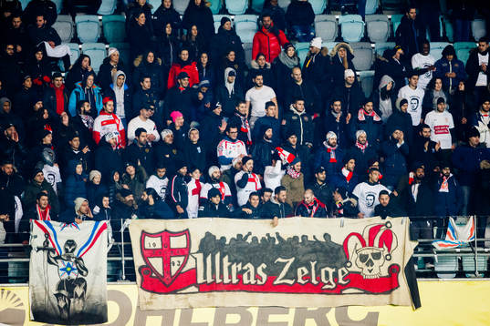 Assyriskas supportrar på läktaren