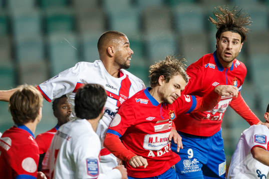 Assyriskas Kyle Konwea i en nickduell med Örgrytes Hannes