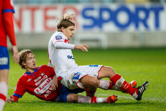 Örgrytes Jakob Lindström glidtacklar Assyriskas Fredrik
