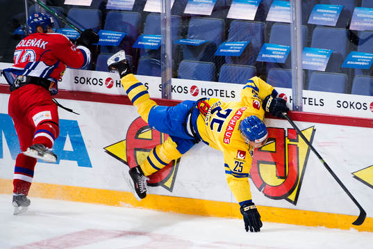 Tjeckiens Radek Smolenak tacklar Sveriges Andreas Engqvist