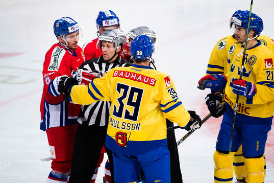 Tjeckiens Michal Kempny och Sveriges Marcus Paulsson i