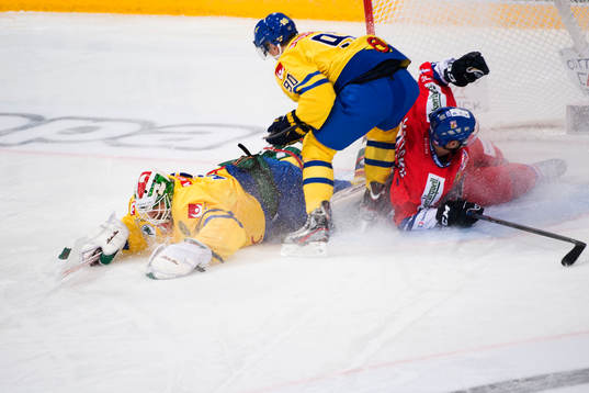Sveriges målvakt Anders Nilsson blir påkörd