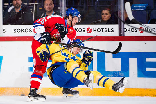 Tjeckiens Ondrej Vitasek i en tackling mot Sveriges Tom