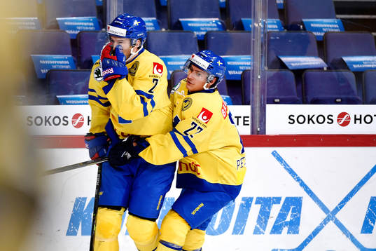 Sveriges Jimmie Ericsson gör 0-1 och jublar med Andre