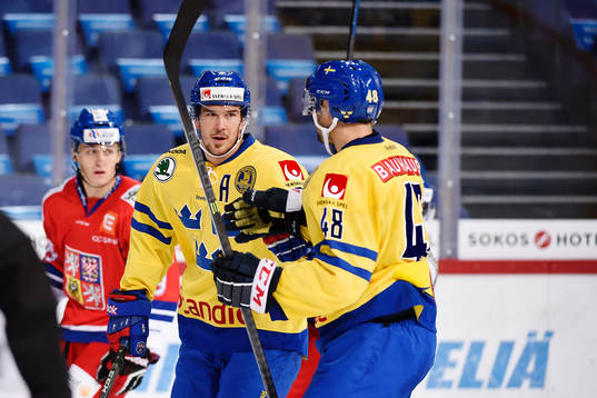 Sveriges Jimmie Ericsson gör 0-2 och jublar med Daniel