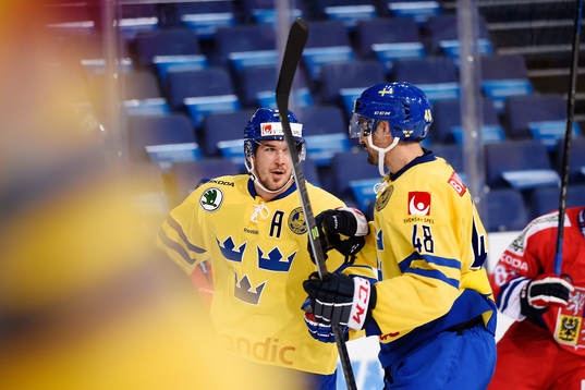 Sveriges Jimmie Ericsson gör 0-2 och jublar med Daniel
