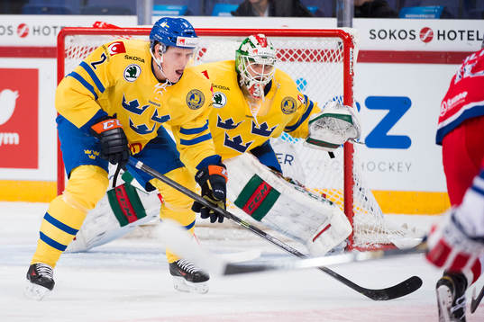 Sveriges Nickas Lundgren framför Sveriges målvakt Anders