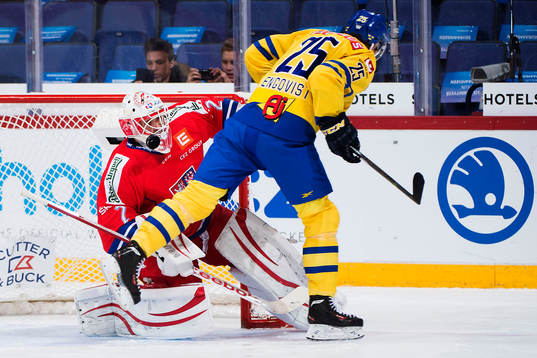 Sveriges Andreas Engqvist skjuter sin straff rakt på