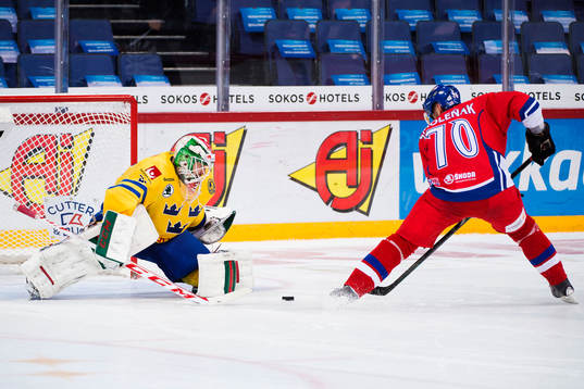 Sveriges målvakt Anders Nilsson räddar straffen från