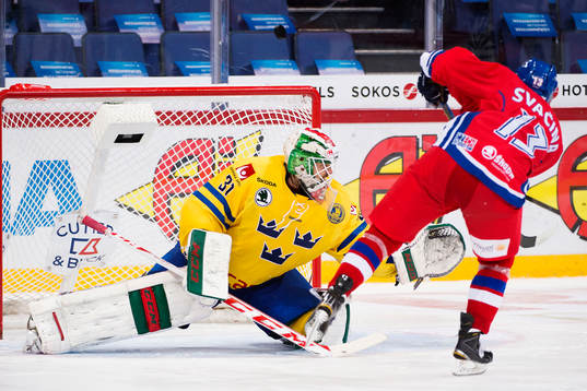 Sveriges målvakt Anders Nilsson räddar straffen från