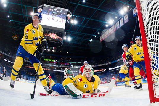 Sveriges Andreas Engqvist och målvakt Anders Nilsson tittar