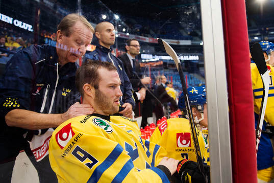 Sveriges Niclas Andersen får massage av Sveriges fysio