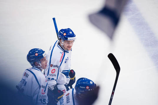 Finlands Mikko Kousa jublar