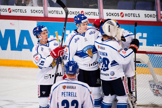Finlands spelare jublar