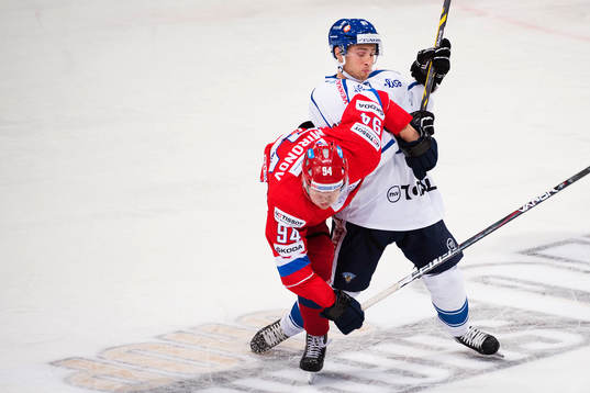 Rysslands Andrey Mironov och Finlands Ilari Filppula