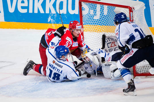 Rysslands Roman Rukavishnikov kolliderar med Finlands