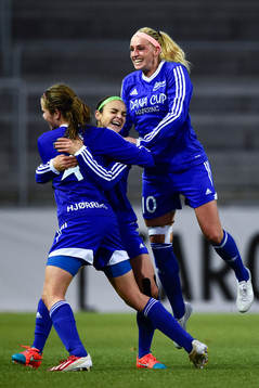 Fortuna Hjørrings Sofie Junge kramar om Janelle Cordia och