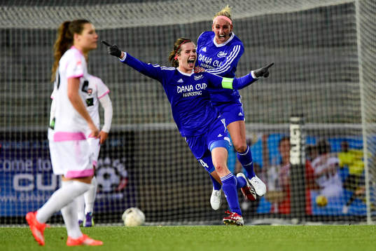 Fortuna Hjørrings Sofie Jungeoch Camilla Kur firar