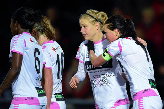 Rosengårds Katrin Schmidt kramas om av Sara Björk