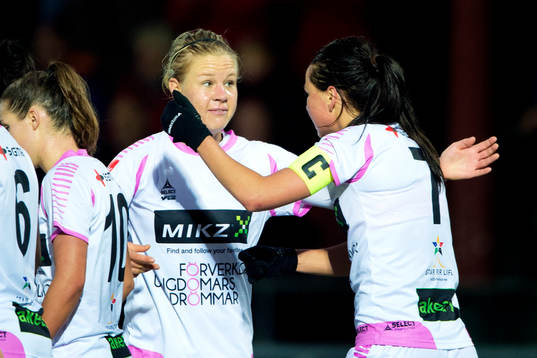 Rosengårds Katrin Schmidt kramas om av Sara Björk